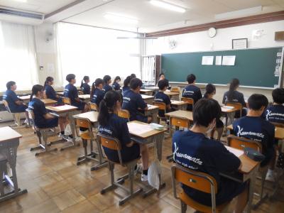 演説を聞く生徒